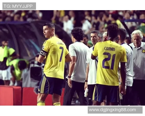 足球明星与媒体合照瞬间记录荣耀时刻展现球场外的友谊与热情